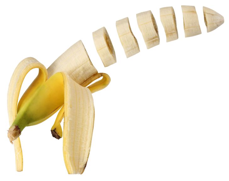 Гимнастка извращается с бананом в раскладном кресле
