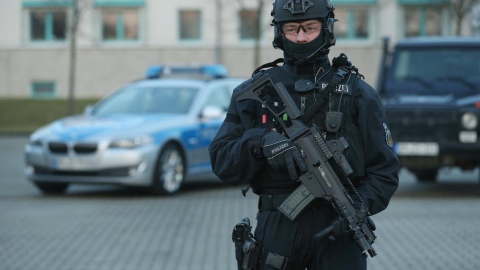 член немецкой полиции по борьбе с терроризмом World
