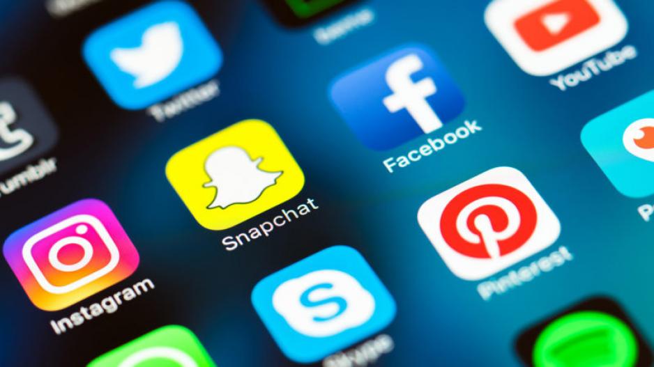 социальные медиа мобильные иконки Snapchat facebook instagram ss 800x450 3 FAKE NEWS