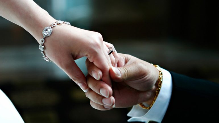 Wedding hands 075343 915x515