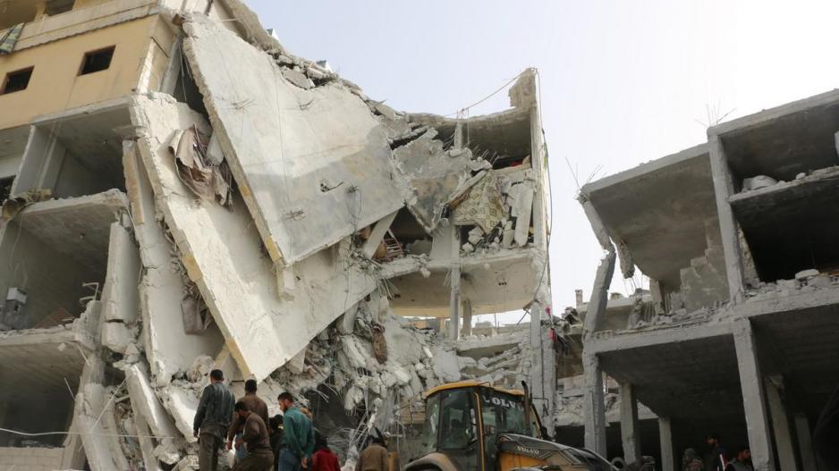 2018 3 23 Сильно поврежденные здания на рынке после авиаударов режима Асада по Идлибу20180323 2 29410228 31977506 ΕΠΙΘΕΣΕΙΣ