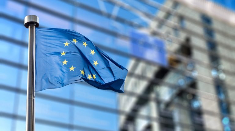 bigstock European Union flags in front 91041542 990x556 Άντρος Καραγιάννης, Ευρωπαϊκή Ένωση, Ευρώπη