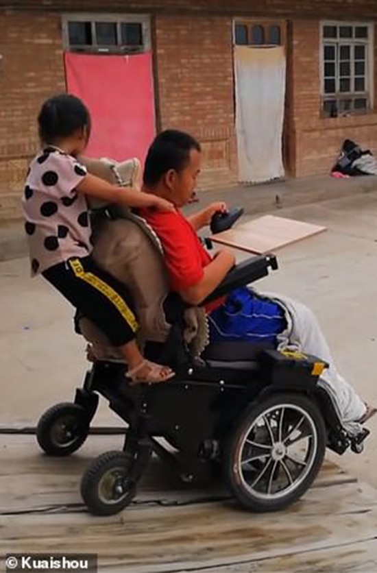 6χρονη - παράλυτος πατέρας - Κίνα