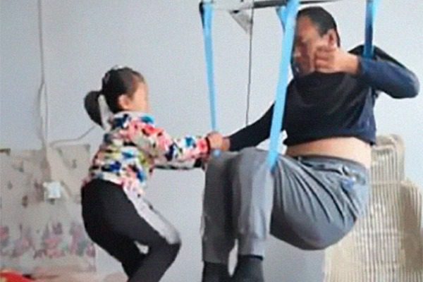 6 year old girl jia jia help paralysed father tian haicheng china 2 5bb46d8ea45c3 605 πατέρα