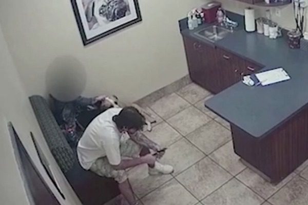 Abused woman held captive by boyfriend slips vet receptionist a note alerting them to call the polic γυναίκας