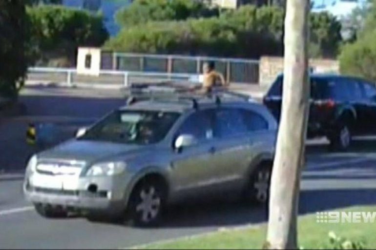 Οδηγούσε επί 15 λεπτά με τον 4χρονο γιο της στην οροφή του αυτοκινήτου