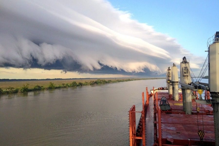 Argentina: Amazing images when a threatening storm covers the sky