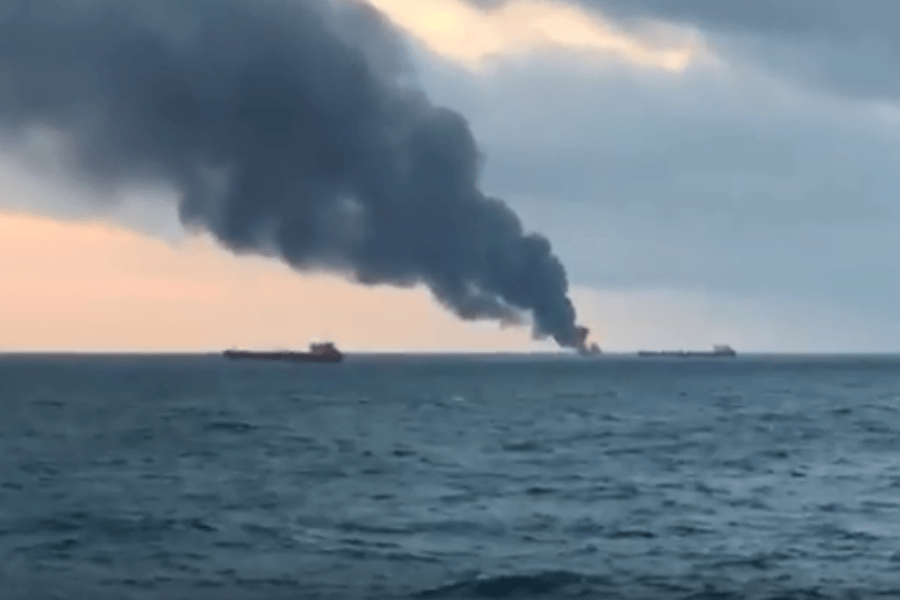 Φωτιά σε δυο πλοία στα στενά του Κερτς στην Κριμαία