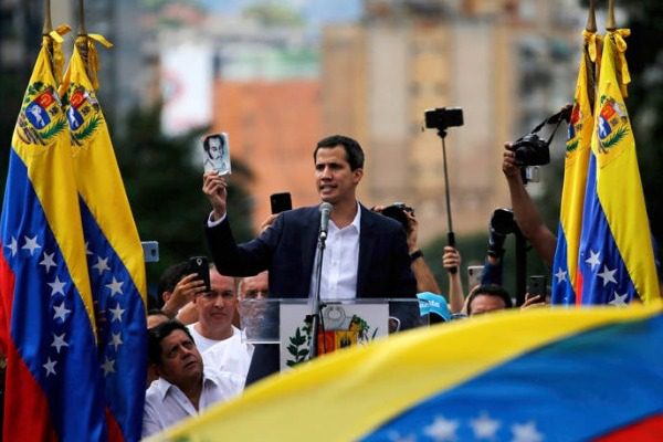 Χάος στη Βενεζουέλα: Ο Γκουαϊδό αυτοανακηρύχθηκε πρόεδρος