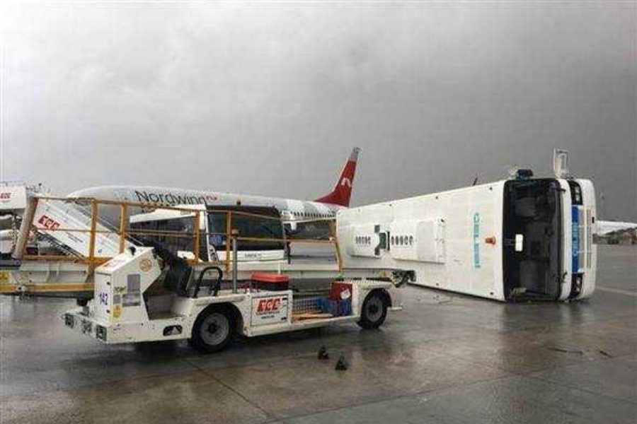 A tornado hit the airport of Antalya - 12 injured