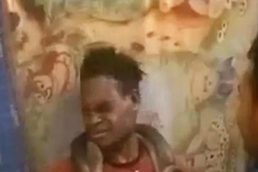 Βίντεο σοκ: Αστυνομικοί ανακρίνουν κρατούμενο τυλίγοντας ένα φίδι στον λαιμό του