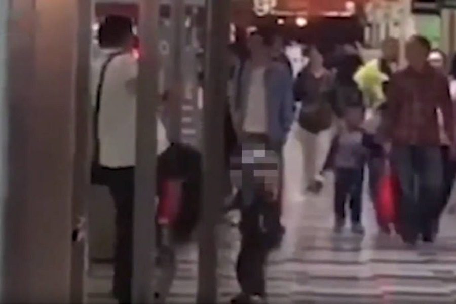Οργή με το βίντεο πατέρα που κλωτσάει τον μικρό του γιο στο στήθος