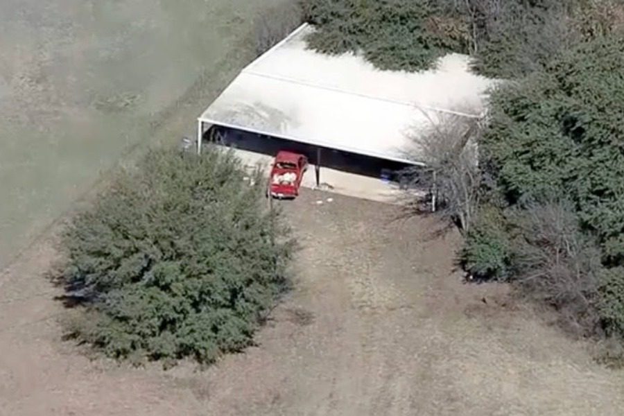 Children were found locked in a dog house that lived fasting and dirty