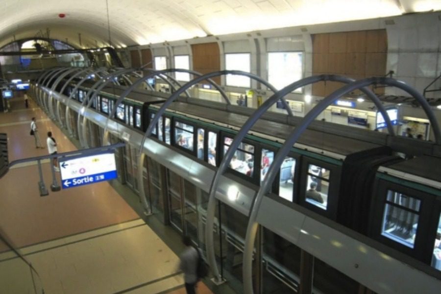 Acid attack on the Paris Metro