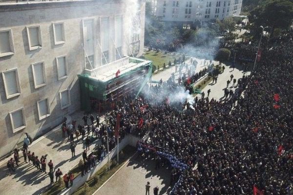 Tirana: Tear gas and wounded outside Albanian government building