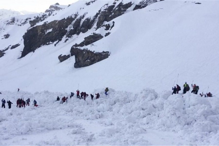 Video shock: The moment when the deadly avalanche "chases" and "buries" the skiers