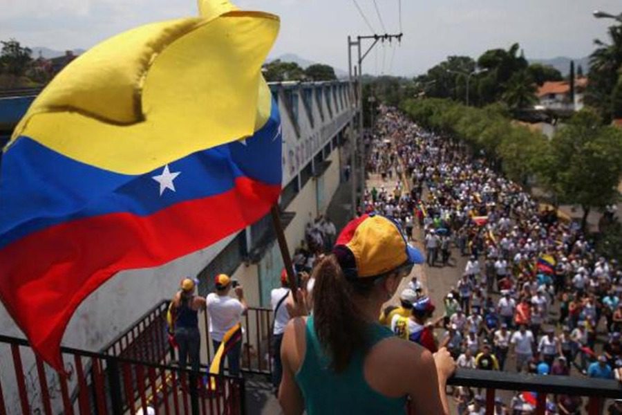 Ανοιξε πυρ ο στρατός της Βενεζουέλας στα σύνορα με τη Βραζιλία