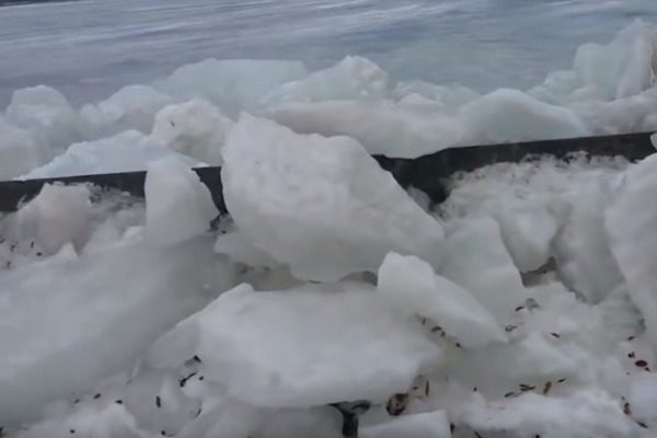 Terrifying phenomenon: The "ice tsunami" in a US lake