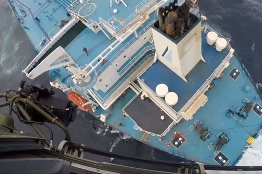 Watch the video with the rescue operation of a Greek captain in the Atlantic
