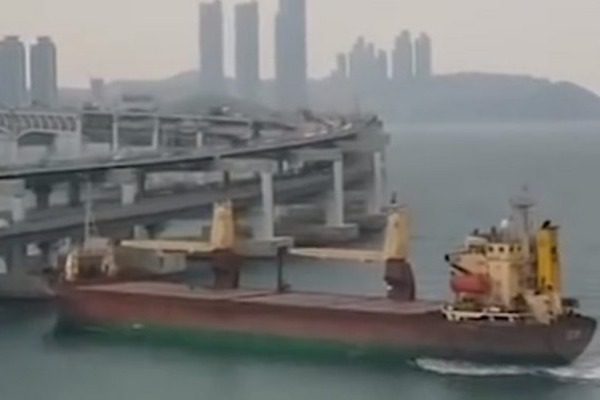 A drunken captain threw a ship on a bridge