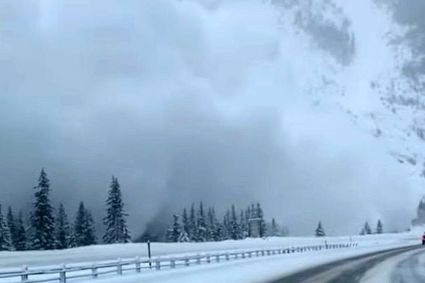 The scary moment when an avalanche "swallows" a highway