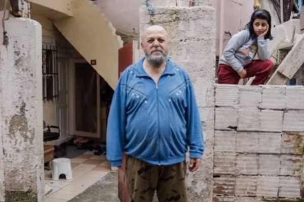 Μυστήριο στην Κωνσταντινούπολη: Κάτοικοι βρίσκουν φακέλους με χρήματα στις πόρτες τους