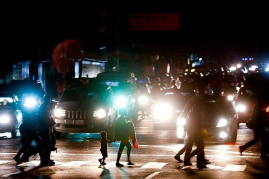 Βενεζουέλα: Επιμένει το μπλακ άουτ‑ στους δρόμους οι πολίτες