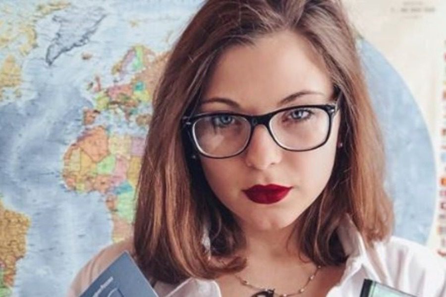 Ρωσίδες δασκάλες ξεγuμνώνονται για να στηρίξουν συνάδελφο που απολύθηκε επειδή ντυνόταν προκλητικά