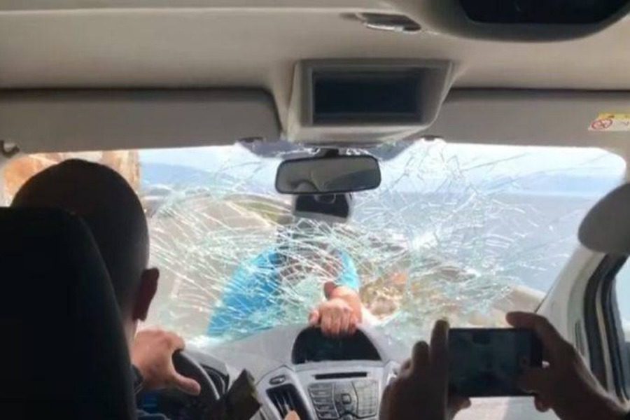 A furious restaurant in Albania breaks the windshield of dissatisfied customers
