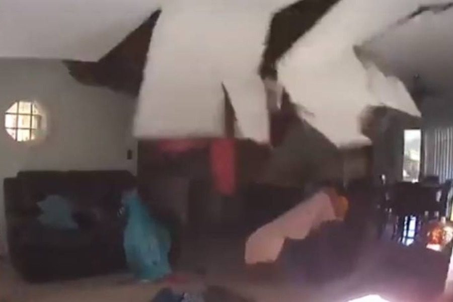Βίντεο σοκ: Δέντρο καταπλάκωσε το σπίτι τους και το σαλόνι «έπεσε» στο κεφάλι τους