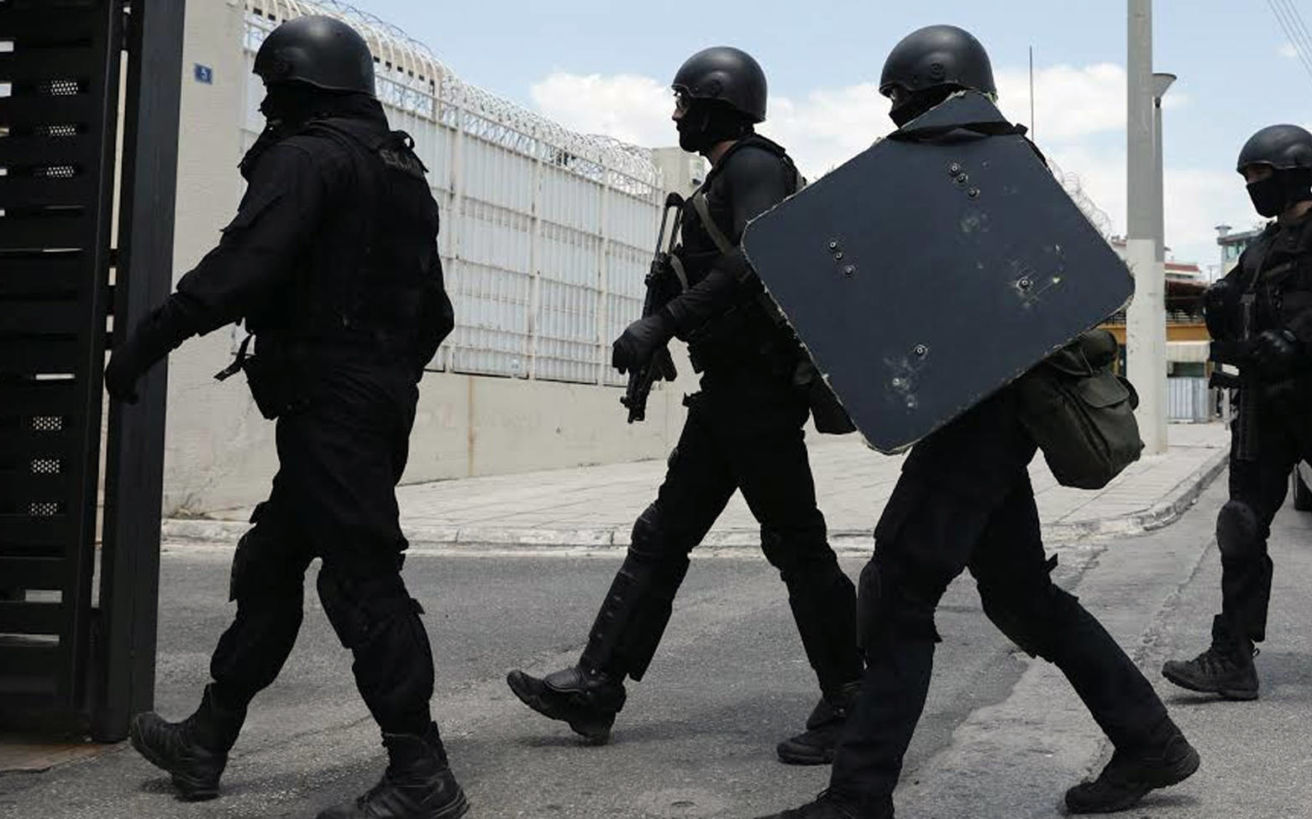 weekendmgahg shields, police officers, globes, PRISONERS, Korydallos prison