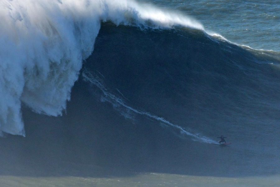 Серфингистка «приручила» гигантскую волну высотой 21 метр и побила рекорд.