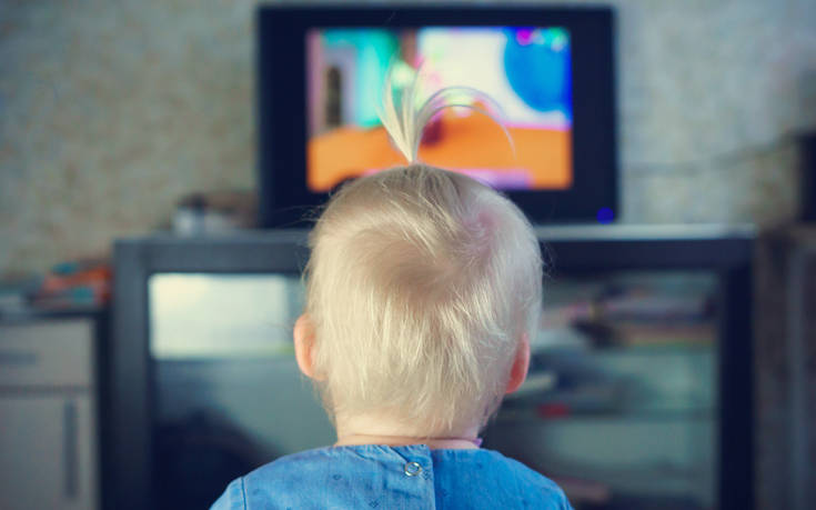 Сколько часов младенец проводит перед экранами?