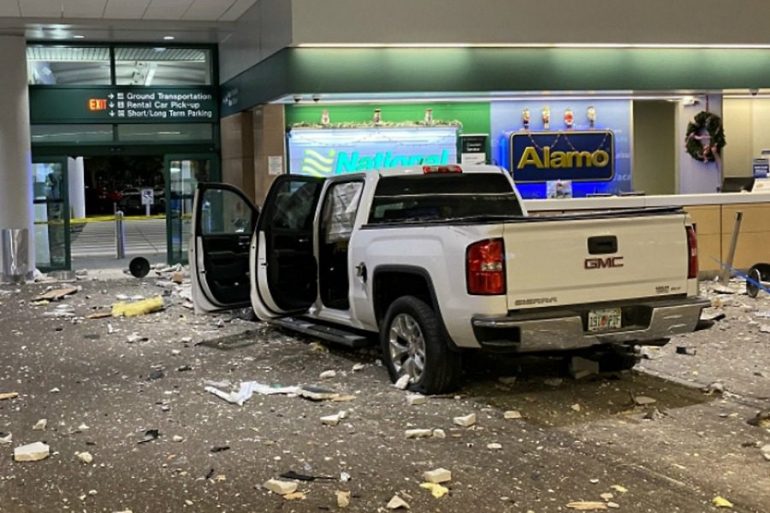 Φλόριντα: Εικόνες σοκ όταν φορτηγάκι έπεσε σε αίθουσα αεροδρομίου