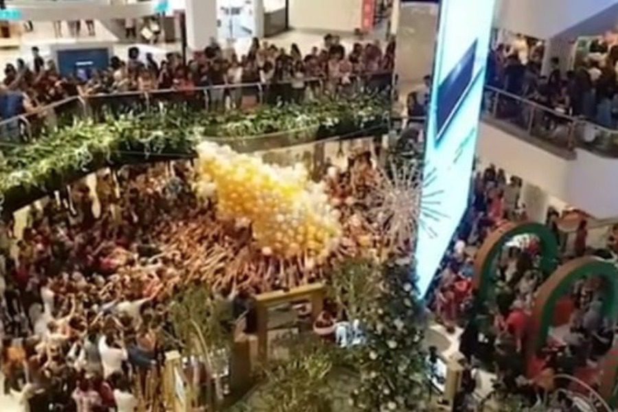 Chaos in a mall: They were trampled on for gift certificates