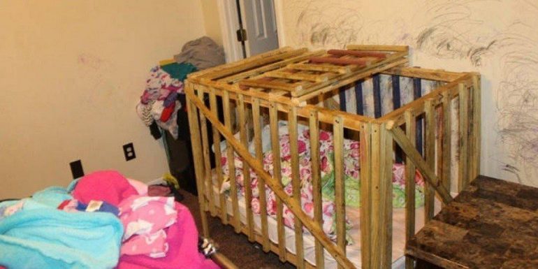 4c8582131435774f8ad8ad627ddc2fcf AMERICA, Beds - Cages, Children, CHILD ABUSE