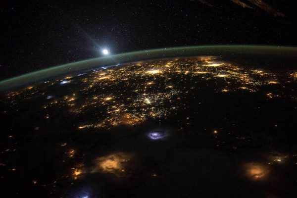 Η φωτογραφία από το διάστημα που «τρέλανε» τους οπαδούς της Επίπεδης Γης