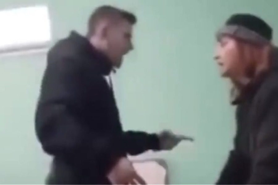 Возмутительное видео: Студент "бандит" учителя