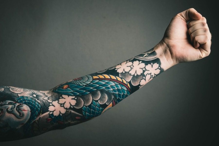 E.E: Απαγόρευση των τατουάζ μπλε και πράσινου χρώματος