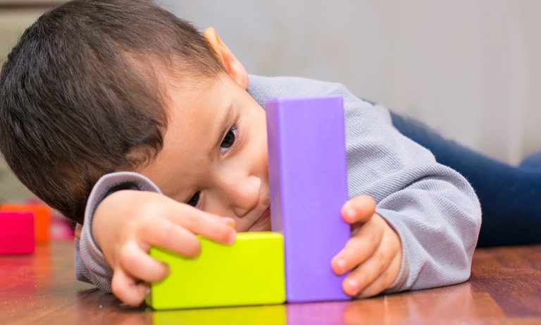 мальчик играет с кубиками 768 Аутизм, Ассоциация поддержки аутизма Фамагусты