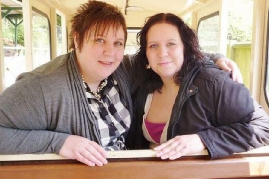 Βρετανία: Δίδυμες αδερφές πέθαναν από κορωνόϊό με τρεις ημέρες διαφορά