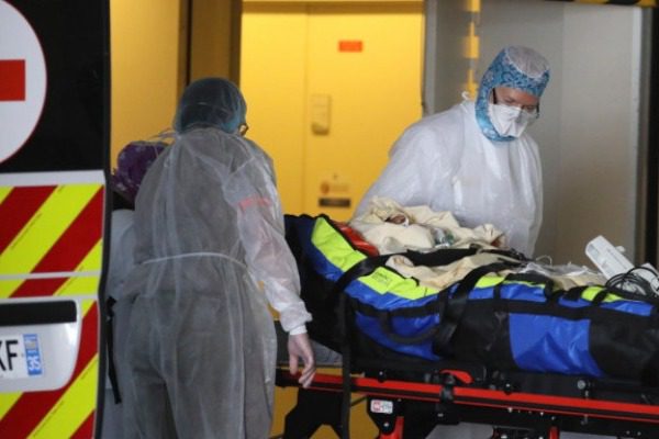Εφιάλτης στη Γαλλία: 1.427 νεκροί από κορωνοϊό σε 24 ώρες