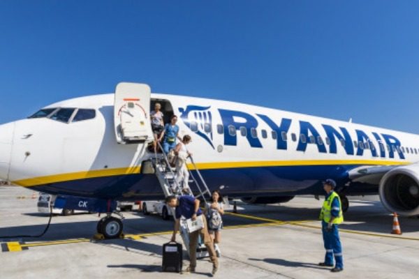 Ryanair: Ανακοίνωσε σχέδιο με περικοπές μισθών και 3000 απολύσεις