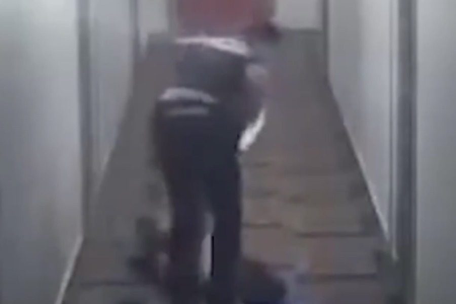 Полицейский тащит женщину с приступом паники и давит ее по голове