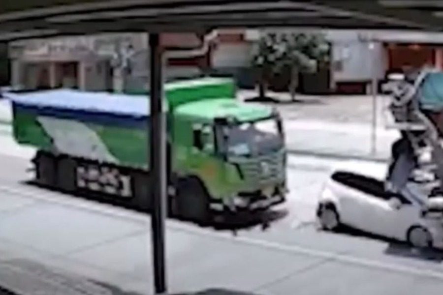 Απίστευτο βίντεο με αυτοκίνητο: Το έλιωσαν φορτηγά αλλά επιβάτες σώθηκαν