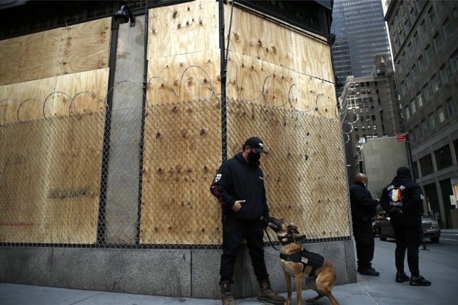Ν.Υόρκη: Απίστευτες εικόνες στα καταστήματα που μοιάζουν με οχυρά