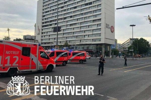 Автомобиль врезался в пешеходов в Берлине: семь человек пострадали