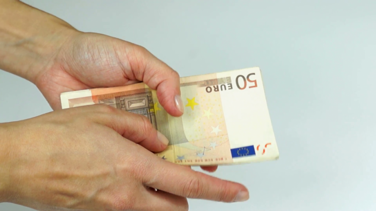 woman counting 50 euro banknotes 4kw0akzbx f0000 Coronavirus