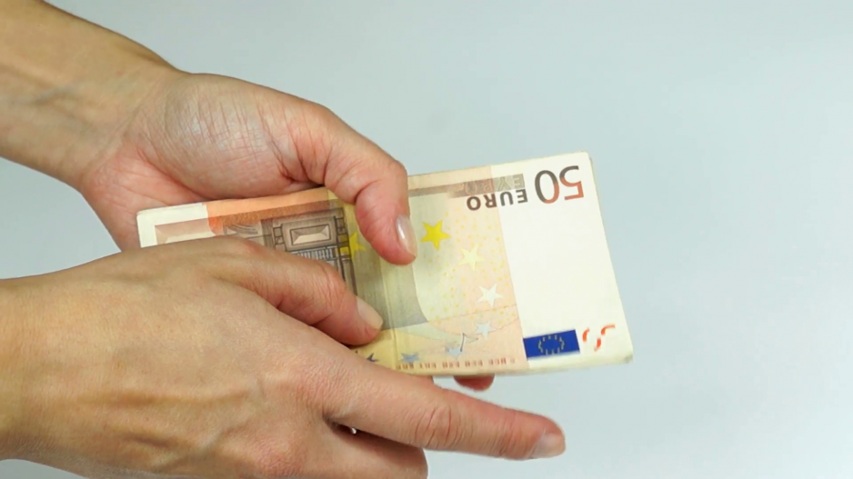 woman counting 50 euro Κυπρος