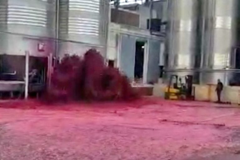 Spain: 50.000 liters of red wine spilled due to a tank failure